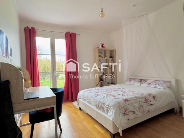 Belle propriété, 6 chambres, garages et parc.