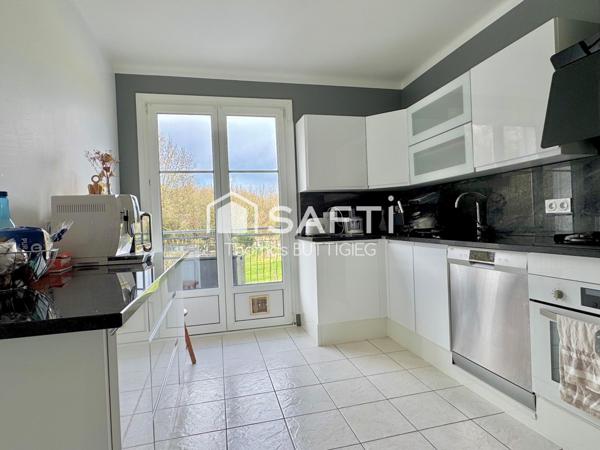 Belle propriété, 6 chambres, garages et parc.