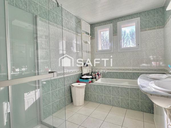 Belle propriété, 6 chambres, garages et parc.