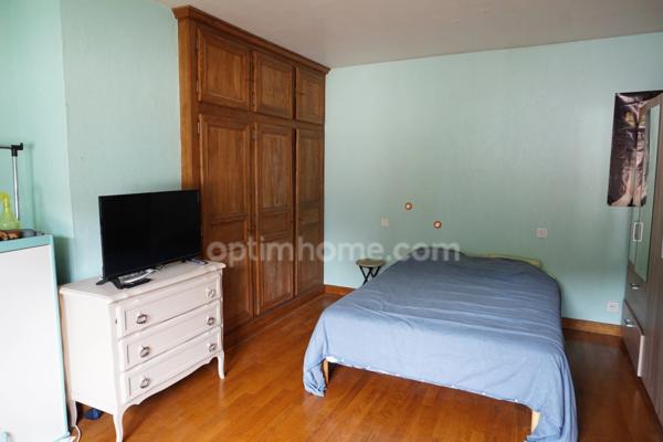 Maison spacieuse avec 3 grandes chambres et garage double dans secteur très calme