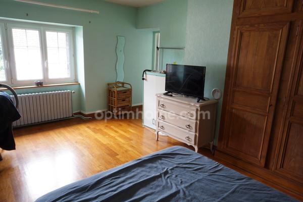 Maison spacieuse avec 3 grandes chambres et garage double dans secteur très calme