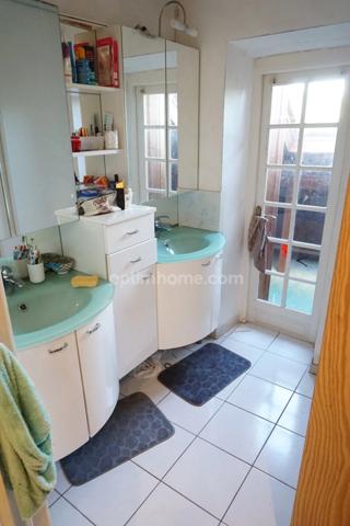 Maison spacieuse avec 3 grandes chambres et garage double dans secteur très calme