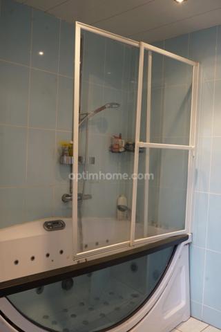 Maison spacieuse avec 3 grandes chambres et garage double dans secteur très calme