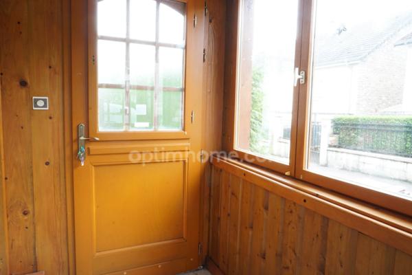 Maison spacieuse avec 3 grandes chambres et garage double dans secteur très calme