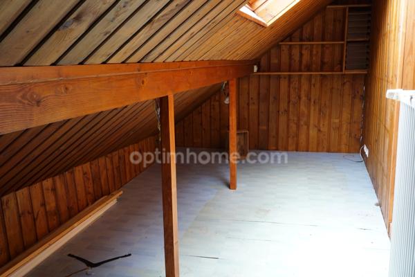 Maison spacieuse avec 3 grandes chambres et garage double dans secteur très calme