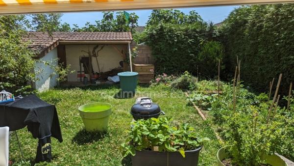 Maison spacieuse avec 3 grandes chambres et garage double dans secteur très calme