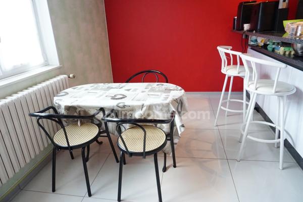 Maison spacieuse avec 3 grandes chambres et garage double dans secteur très calme