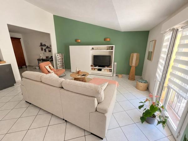 Vente                                                      Appartement
                        
                     3 pièces                      84 m2                     à Le Luc