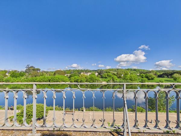 Maison de ville bourgeoise avec vue sur la rivière