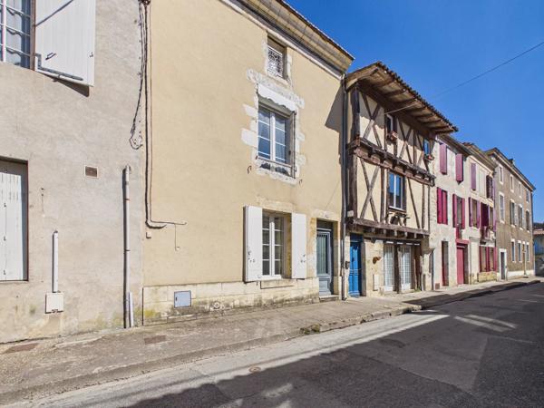 Maison de ville bourgeoise avec vue sur la rivière