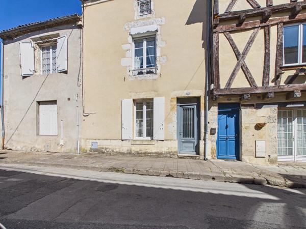 Maison de ville bourgeoise avec vue sur la rivière