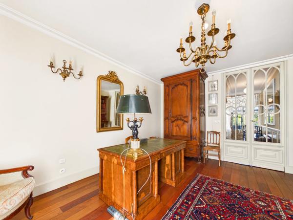 Maison de ville bourgeoise avec vue sur la rivière