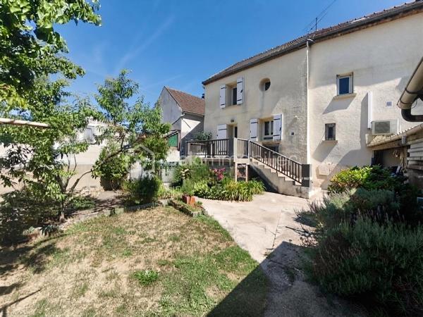Vous cherchez l'équilibre parfait entre la sérénité d'un village et la proximité des services ? 
Découvrez cette charmante maison familiale de 122 m² habitables, située au cœur de Vendrest. Vous profiterez du calme tout en étant à seulement 6 minutes en voiture de Lizy-sur-Ourcq, où vous trouverez toutes les commodités nécessaires ainsi que la gare (Ligne P) direction Gare de l'Est.

Le rez-de-chaussée se compose d'une entrée avec accès sur le garage, un WC, d'un séjour salle à manger lumineux avec cuisine ouverte.
À l'étage, l'espace nuit propose trois chambres confortables dont une suite parentale car la salle de bain avec WC disposant d'un double accès (privatif depuis la chambre et un accès indépendant par le palier), et une salle d'eau supplémentaire pour un confort quotidien optimisé.

Au deuxième étages des combles aménagés en 3 pièces en enfilade à personnaliser selon vos besoins, des chambres supplémentaires, un espace bureau ou autre.

Sur une parcelle de 260 m², le bien dispose de nombreux espaces de stockage. Un garage, une cave, un appentis et une petite dépendance complémentaire. Côté confort et économies d'énergie, le bien est équipé avec un double vitrage PVC de 2018 ainsi qu'un chauffage par pompe à chaleur

Contactez moi pour plus d'information.