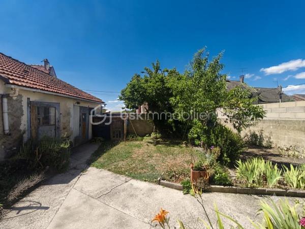 Vous cherchez l'équilibre parfait entre la sérénité d'un village et la proximité des services ? 
Découvrez cette charmante maison familiale de 122 m² habitables, située au cœur de Vendrest. Vous profiterez du calme tout en étant à seulement 6 minutes en voiture de Lizy-sur-Ourcq, où vous trouverez toutes les commodités nécessaires ainsi que la gare (Ligne P) direction Gare de l'Est.

Le rez-de-chaussée se compose d'une entrée avec accès sur le garage, un WC, d'un séjour salle à manger lumineux avec cuisine ouverte.
À l'étage, l'espace nuit propose trois chambres confortables dont une suite parentale car la salle de bain avec WC disposant d'un double accès (privatif depuis la chambre et un accès indépendant par le palier), et une salle d'eau supplémentaire pour un confort quotidien optimisé.

Au deuxième étages des combles aménagés en 3 pièces en enfilade à personnaliser selon vos besoins, des chambres supplémentaires, un espace bureau ou autre.

Sur une parcelle de 260 m², le bien dispose de nombreux espaces de stockage. Un garage, une cave, un appentis et une petite dépendance complémentaire. Côté confort et économies d'énergie, le bien est équipé avec un double vitrage PVC de 2018 ainsi qu'un chauffage par pompe à chaleur

Contactez moi pour plus d'information.