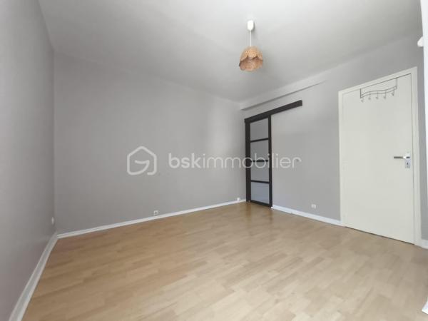 Vous cherchez l'équilibre parfait entre la sérénité d'un village et la proximité des services ? 
Découvrez cette charmante maison familiale de 122 m² habitables, située au cœur de Vendrest. Vous profiterez du calme tout en étant à seulement 6 minutes en voiture de Lizy-sur-Ourcq, où vous trouverez toutes les commodités nécessaires ainsi que la gare (Ligne P) direction Gare de l'Est.

Le rez-de-chaussée se compose d'une entrée avec accès sur le garage, un WC, d'un séjour salle à manger lumineux avec cuisine ouverte.
À l'étage, l'espace nuit propose trois chambres confortables dont une suite parentale car la salle de bain avec WC disposant d'un double accès (privatif depuis la chambre et un accès indépendant par le palier), et une salle d'eau supplémentaire pour un confort quotidien optimisé.

Au deuxième étages des combles aménagés en 3 pièces en enfilade à personnaliser selon vos besoins, des chambres supplémentaires, un espace bureau ou autre.

Sur une parcelle de 260 m², le bien dispose de nombreux espaces de stockage. Un garage, une cave, un appentis et une petite dépendance complémentaire. Côté confort et économies d'énergie, le bien est équipé avec un double vitrage PVC de 2018 ainsi qu'un chauffage par pompe à chaleur

Contactez moi pour plus d'information.