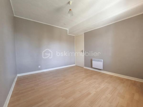 Vous cherchez l'équilibre parfait entre la sérénité d'un village et la proximité des services ? 
Découvrez cette charmante maison familiale de 122 m² habitables, située au cœur de Vendrest. Vous profiterez du calme tout en étant à seulement 6 minutes en voiture de Lizy-sur-Ourcq, où vous trouverez toutes les commodités nécessaires ainsi que la gare (Ligne P) direction Gare de l'Est.

Le rez-de-chaussée se compose d'une entrée avec accès sur le garage, un WC, d'un séjour salle à manger lumineux avec cuisine ouverte.
À l'étage, l'espace nuit propose trois chambres confortables dont une suite parentale car la salle de bain avec WC disposant d'un double accès (privatif depuis la chambre et un accès indépendant par le palier), et une salle d'eau supplémentaire pour un confort quotidien optimisé.

Au deuxième étages des combles aménagés en 3 pièces en enfilade à personnaliser selon vos besoins, des chambres supplémentaires, un espace bureau ou autre.

Sur une parcelle de 260 m², le bien dispose de nombreux espaces de stockage. Un garage, une cave, un appentis et une petite dépendance complémentaire. Côté confort et économies d'énergie, le bien est équipé avec un double vitrage PVC de 2018 ainsi qu'un chauffage par pompe à chaleur

Contactez moi pour plus d'information.