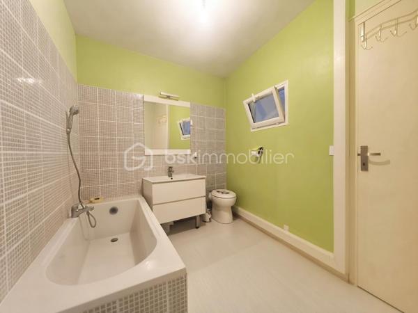 Vous cherchez l'équilibre parfait entre la sérénité d'un village et la proximité des services ? 
Découvrez cette charmante maison familiale de 122 m² habitables, située au cœur de Vendrest. Vous profiterez du calme tout en étant à seulement 6 minutes en voiture de Lizy-sur-Ourcq, où vous trouverez toutes les commodités nécessaires ainsi que la gare (Ligne P) direction Gare de l'Est.

Le rez-de-chaussée se compose d'une entrée avec accès sur le garage, un WC, d'un séjour salle à manger lumineux avec cuisine ouverte.
À l'étage, l'espace nuit propose trois chambres confortables dont une suite parentale car la salle de bain avec WC disposant d'un double accès (privatif depuis la chambre et un accès indépendant par le palier), et une salle d'eau supplémentaire pour un confort quotidien optimisé.

Au deuxième étages des combles aménagés en 3 pièces en enfilade à personnaliser selon vos besoins, des chambres supplémentaires, un espace bureau ou autre.

Sur une parcelle de 260 m², le bien dispose de nombreux espaces de stockage. Un garage, une cave, un appentis et une petite dépendance complémentaire. Côté confort et économies d'énergie, le bien est équipé avec un double vitrage PVC de 2018 ainsi qu'un chauffage par pompe à chaleur

Contactez moi pour plus d'information.
