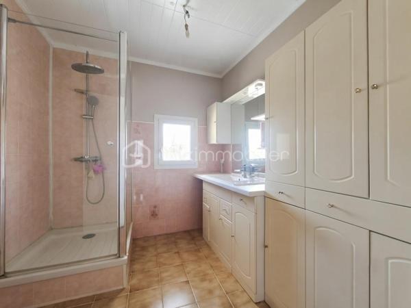Vous cherchez l'équilibre parfait entre la sérénité d'un village et la proximité des services ? 
Découvrez cette charmante maison familiale de 122 m² habitables, située au cœur de Vendrest. Vous profiterez du calme tout en étant à seulement 6 minutes en voiture de Lizy-sur-Ourcq, où vous trouverez toutes les commodités nécessaires ainsi que la gare (Ligne P) direction Gare de l'Est.

Le rez-de-chaussée se compose d'une entrée avec accès sur le garage, un WC, d'un séjour salle à manger lumineux avec cuisine ouverte.
À l'étage, l'espace nuit propose trois chambres confortables dont une suite parentale car la salle de bain avec WC disposant d'un double accès (privatif depuis la chambre et un accès indépendant par le palier), et une salle d'eau supplémentaire pour un confort quotidien optimisé.

Au deuxième étages des combles aménagés en 3 pièces en enfilade à personnaliser selon vos besoins, des chambres supplémentaires, un espace bureau ou autre.

Sur une parcelle de 260 m², le bien dispose de nombreux espaces de stockage. Un garage, une cave, un appentis et une petite dépendance complémentaire. Côté confort et économies d'énergie, le bien est équipé avec un double vitrage PVC de 2018 ainsi qu'un chauffage par pompe à chaleur

Contactez moi pour plus d'information.