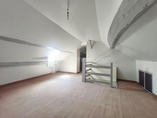 Vous cherchez l'équilibre parfait entre la sérénité d'un village et la proximité des services ? 
Découvrez cette charmante maison familiale de 122 m² habitables, située au cœur de Vendrest. Vous profiterez du calme tout en étant à seulement 6 minutes en voiture de Lizy-sur-Ourcq, où vous trouverez toutes les commodités nécessaires ainsi que la gare (Ligne P) direction Gare de l'Est.

Le rez-de-chaussée se compose d'une entrée avec accès sur le garage, un WC, d'un séjour salle à manger lumineux avec cuisine ouverte.
À l'étage, l'espace nuit propose trois chambres confortables dont une suite parentale car la salle de bain avec WC disposant d'un double accès (privatif depuis la chambre et un accès indépendant par le palier), et une salle d'eau supplémentaire pour un confort quotidien optimisé.

Au deuxième étages des combles aménagés en 3 pièces en enfilade à personnaliser selon vos besoins, des chambres supplémentaires, un espace bureau ou autre.

Sur une parcelle de 260 m², le bien dispose de nombreux espaces de stockage. Un garage, une cave, un appentis et une petite dépendance complémentaire. Côté confort et économies d'énergie, le bien est équipé avec un double vitrage PVC de 2018 ainsi qu'un chauffage par pompe à chaleur

Contactez moi pour plus d'information.