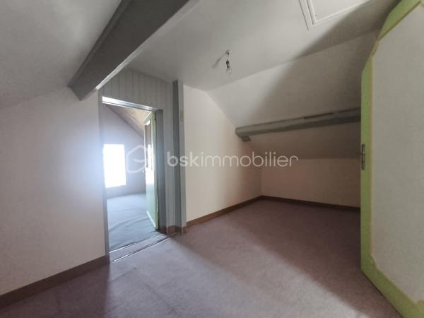 Vous cherchez l'équilibre parfait entre la sérénité d'un village et la proximité des services ? 
Découvrez cette charmante maison familiale de 122 m² habitables, située au cœur de Vendrest. Vous profiterez du calme tout en étant à seulement 6 minutes en voiture de Lizy-sur-Ourcq, où vous trouverez toutes les commodités nécessaires ainsi que la gare (Ligne P) direction Gare de l'Est.

Le rez-de-chaussée se compose d'une entrée avec accès sur le garage, un WC, d'un séjour salle à manger lumineux avec cuisine ouverte.
À l'étage, l'espace nuit propose trois chambres confortables dont une suite parentale car la salle de bain avec WC disposant d'un double accès (privatif depuis la chambre et un accès indépendant par le palier), et une salle d'eau supplémentaire pour un confort quotidien optimisé.

Au deuxième étages des combles aménagés en 3 pièces en enfilade à personnaliser selon vos besoins, des chambres supplémentaires, un espace bureau ou autre.

Sur une parcelle de 260 m², le bien dispose de nombreux espaces de stockage. Un garage, une cave, un appentis et une petite dépendance complémentaire. Côté confort et économies d'énergie, le bien est équipé avec un double vitrage PVC de 2018 ainsi qu'un chauffage par pompe à chaleur

Contactez moi pour plus d'information.