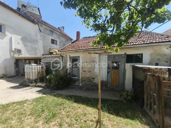 Vous cherchez l'équilibre parfait entre la sérénité d'un village et la proximité des services ? 
Découvrez cette charmante maison familiale de 122 m² habitables, située au cœur de Vendrest. Vous profiterez du calme tout en étant à seulement 6 minutes en voiture de Lizy-sur-Ourcq, où vous trouverez toutes les commodités nécessaires ainsi que la gare (Ligne P) direction Gare de l'Est.

Le rez-de-chaussée se compose d'une entrée avec accès sur le garage, un WC, d'un séjour salle à manger lumineux avec cuisine ouverte.
À l'étage, l'espace nuit propose trois chambres confortables dont une suite parentale car la salle de bain avec WC disposant d'un double accès (privatif depuis la chambre et un accès indépendant par le palier), et une salle d'eau supplémentaire pour un confort quotidien optimisé.

Au deuxième étages des combles aménagés en 3 pièces en enfilade à personnaliser selon vos besoins, des chambres supplémentaires, un espace bureau ou autre.

Sur une parcelle de 260 m², le bien dispose de nombreux espaces de stockage. Un garage, une cave, un appentis et une petite dépendance complémentaire. Côté confort et économies d'énergie, le bien est équipé avec un double vitrage PVC de 2018 ainsi qu'un chauffage par pompe à chaleur

Contactez moi pour plus d'information.