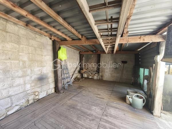 Vous cherchez l'équilibre parfait entre la sérénité d'un village et la proximité des services ? 
Découvrez cette charmante maison familiale de 122 m² habitables, située au cœur de Vendrest. Vous profiterez du calme tout en étant à seulement 6 minutes en voiture de Lizy-sur-Ourcq, où vous trouverez toutes les commodités nécessaires ainsi que la gare (Ligne P) direction Gare de l'Est.

Le rez-de-chaussée se compose d'une entrée avec accès sur le garage, un WC, d'un séjour salle à manger lumineux avec cuisine ouverte.
À l'étage, l'espace nuit propose trois chambres confortables dont une suite parentale car la salle de bain avec WC disposant d'un double accès (privatif depuis la chambre et un accès indépendant par le palier), et une salle d'eau supplémentaire pour un confort quotidien optimisé.

Au deuxième étages des combles aménagés en 3 pièces en enfilade à personnaliser selon vos besoins, des chambres supplémentaires, un espace bureau ou autre.

Sur une parcelle de 260 m², le bien dispose de nombreux espaces de stockage. Un garage, une cave, un appentis et une petite dépendance complémentaire. Côté confort et économies d'énergie, le bien est équipé avec un double vitrage PVC de 2018 ainsi qu'un chauffage par pompe à chaleur

Contactez moi pour plus d'information.