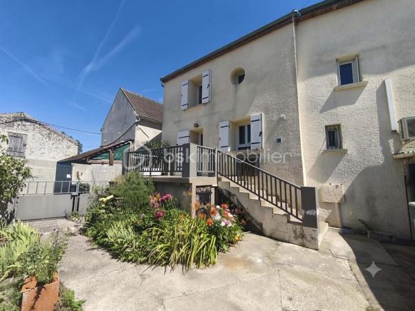 Vous cherchez l'équilibre parfait entre la sérénité d'un village et la proximité des services ? 
Découvrez cette charmante maison familiale de 122 m² habitables, située au cœur de Vendrest. Vous profiterez du calme tout en étant à seulement 6 minutes en voiture de Lizy-sur-Ourcq, où vous trouverez toutes les commodités nécessaires ainsi que la gare (Ligne P) direction Gare de l'Est.

Le rez-de-chaussée se compose d'une entrée avec accès sur le garage, un WC, d'un séjour salle à manger lumineux avec cuisine ouverte.
À l'étage, l'espace nuit propose trois chambres confortables dont une suite parentale car la salle de bain avec WC disposant d'un double accès (privatif depuis la chambre et un accès indépendant par le palier), et une salle d'eau supplémentaire pour un confort quotidien optimisé.

Au deuxième étages des combles aménagés en 3 pièces en enfilade à personnaliser selon vos besoins, des chambres supplémentaires, un espace bureau ou autre.

Sur une parcelle de 260 m², le bien dispose de nombreux espaces de stockage. Un garage, une cave, un appentis et une petite dépendance complémentaire. Côté confort et économies d'énergie, le bien est équipé avec un double vitrage PVC de 2018 ainsi qu'un chauffage par pompe à chaleur

Contactez moi pour plus d'information.