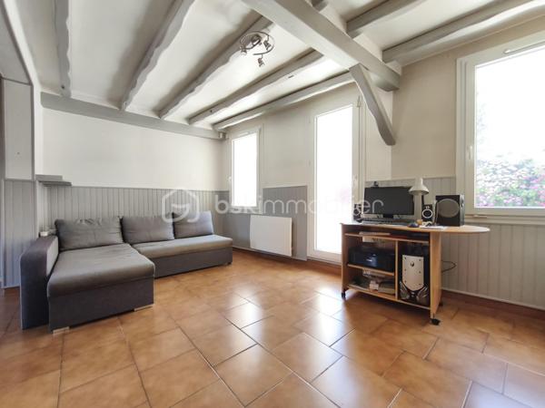 Vous cherchez l'équilibre parfait entre la sérénité d'un village et la proximité des services ? 
Découvrez cette charmante maison familiale de 122 m² habitables, située au cœur de Vendrest. Vous profiterez du calme tout en étant à seulement 6 minutes en voiture de Lizy-sur-Ourcq, où vous trouverez toutes les commodités nécessaires ainsi que la gare (Ligne P) direction Gare de l'Est.

Le rez-de-chaussée se compose d'une entrée avec accès sur le garage, un WC, d'un séjour salle à manger lumineux avec cuisine ouverte.
À l'étage, l'espace nuit propose trois chambres confortables dont une suite parentale car la salle de bain avec WC disposant d'un double accès (privatif depuis la chambre et un accès indépendant par le palier), et une salle d'eau supplémentaire pour un confort quotidien optimisé.

Au deuxième étages des combles aménagés en 3 pièces en enfilade à personnaliser selon vos besoins, des chambres supplémentaires, un espace bureau ou autre.

Sur une parcelle de 260 m², le bien dispose de nombreux espaces de stockage. Un garage, une cave, un appentis et une petite dépendance complémentaire. Côté confort et économies d'énergie, le bien est équipé avec un double vitrage PVC de 2018 ainsi qu'un chauffage par pompe à chaleur

Contactez moi pour plus d'information.