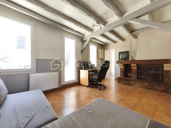 Vous cherchez l'équilibre parfait entre la sérénité d'un village et la proximité des services ? 
Découvrez cette charmante maison familiale de 122 m² habitables, située au cœur de Vendrest. Vous profiterez du calme tout en étant à seulement 6 minutes en voiture de Lizy-sur-Ourcq, où vous trouverez toutes les commodités nécessaires ainsi que la gare (Ligne P) direction Gare de l'Est.

Le rez-de-chaussée se compose d'une entrée avec accès sur le garage, un WC, d'un séjour salle à manger lumineux avec cuisine ouverte.
À l'étage, l'espace nuit propose trois chambres confortables dont une suite parentale car la salle de bain avec WC disposant d'un double accès (privatif depuis la chambre et un accès indépendant par le palier), et une salle d'eau supplémentaire pour un confort quotidien optimisé.

Au deuxième étages des combles aménagés en 3 pièces en enfilade à personnaliser selon vos besoins, des chambres supplémentaires, un espace bureau ou autre.

Sur une parcelle de 260 m², le bien dispose de nombreux espaces de stockage. Un garage, une cave, un appentis et une petite dépendance complémentaire. Côté confort et économies d'énergie, le bien est équipé avec un double vitrage PVC de 2018 ainsi qu'un chauffage par pompe à chaleur

Contactez moi pour plus d'information.