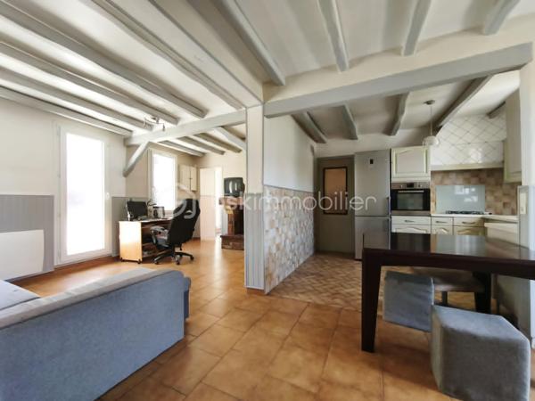 Vous cherchez l'équilibre parfait entre la sérénité d'un village et la proximité des services ? 
Découvrez cette charmante maison familiale de 122 m² habitables, située au cœur de Vendrest. Vous profiterez du calme tout en étant à seulement 6 minutes en voiture de Lizy-sur-Ourcq, où vous trouverez toutes les commodités nécessaires ainsi que la gare (Ligne P) direction Gare de l'Est.

Le rez-de-chaussée se compose d'une entrée avec accès sur le garage, un WC, d'un séjour salle à manger lumineux avec cuisine ouverte.
À l'étage, l'espace nuit propose trois chambres confortables dont une suite parentale car la salle de bain avec WC disposant d'un double accès (privatif depuis la chambre et un accès indépendant par le palier), et une salle d'eau supplémentaire pour un confort quotidien optimisé.

Au deuxième étages des combles aménagés en 3 pièces en enfilade à personnaliser selon vos besoins, des chambres supplémentaires, un espace bureau ou autre.

Sur une parcelle de 260 m², le bien dispose de nombreux espaces de stockage. Un garage, une cave, un appentis et une petite dépendance complémentaire. Côté confort et économies d'énergie, le bien est équipé avec un double vitrage PVC de 2018 ainsi qu'un chauffage par pompe à chaleur

Contactez moi pour plus d'information.