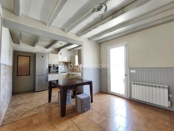 Vous cherchez l'équilibre parfait entre la sérénité d'un village et la proximité des services ? 
Découvrez cette charmante maison familiale de 122 m² habitables, située au cœur de Vendrest. Vous profiterez du calme tout en étant à seulement 6 minutes en voiture de Lizy-sur-Ourcq, où vous trouverez toutes les commodités nécessaires ainsi que la gare (Ligne P) direction Gare de l'Est.

Le rez-de-chaussée se compose d'une entrée avec accès sur le garage, un WC, d'un séjour salle à manger lumineux avec cuisine ouverte.
À l'étage, l'espace nuit propose trois chambres confortables dont une suite parentale car la salle de bain avec WC disposant d'un double accès (privatif depuis la chambre et un accès indépendant par le palier), et une salle d'eau supplémentaire pour un confort quotidien optimisé.

Au deuxième étages des combles aménagés en 3 pièces en enfilade à personnaliser selon vos besoins, des chambres supplémentaires, un espace bureau ou autre.

Sur une parcelle de 260 m², le bien dispose de nombreux espaces de stockage. Un garage, une cave, un appentis et une petite dépendance complémentaire. Côté confort et économies d'énergie, le bien est équipé avec un double vitrage PVC de 2018 ainsi qu'un chauffage par pompe à chaleur

Contactez moi pour plus d'information.