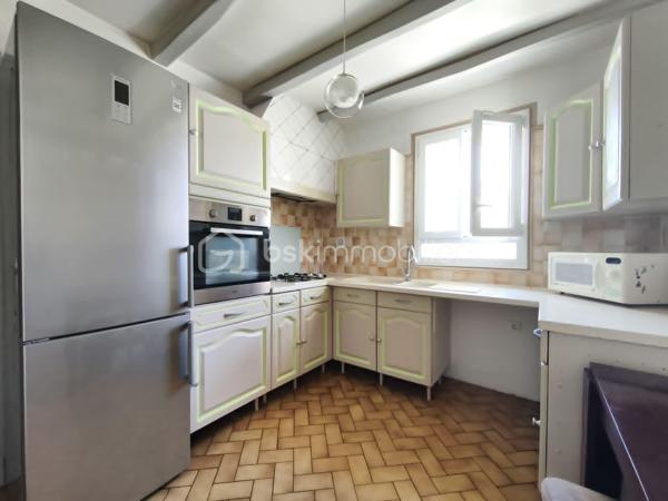 Vous cherchez l'équilibre parfait entre la sérénité d'un village et la proximité des services ? 
Découvrez cette charmante maison familiale de 122 m² habitables, située au cœur de Vendrest. Vous profiterez du calme tout en étant à seulement 6 minutes en voiture de Lizy-sur-Ourcq, où vous trouverez toutes les commodités nécessaires ainsi que la gare (Ligne P) direction Gare de l'Est.

Le rez-de-chaussée se compose d'une entrée avec accès sur le garage, un WC, d'un séjour salle à manger lumineux avec cuisine ouverte.
À l'étage, l'espace nuit propose trois chambres confortables dont une suite parentale car la salle de bain avec WC disposant d'un double accès (privatif depuis la chambre et un accès indépendant par le palier), et une salle d'eau supplémentaire pour un confort quotidien optimisé.

Au deuxième étages des combles aménagés en 3 pièces en enfilade à personnaliser selon vos besoins, des chambres supplémentaires, un espace bureau ou autre.

Sur une parcelle de 260 m², le bien dispose de nombreux espaces de stockage. Un garage, une cave, un appentis et une petite dépendance complémentaire. Côté confort et économies d'énergie, le bien est équipé avec un double vitrage PVC de 2018 ainsi qu'un chauffage par pompe à chaleur

Contactez moi pour plus d'information.