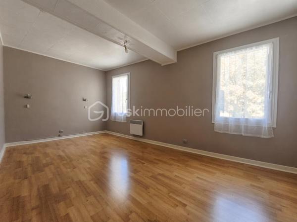 Vous cherchez l'équilibre parfait entre la sérénité d'un village et la proximité des services ? 
Découvrez cette charmante maison familiale de 122 m² habitables, située au cœur de Vendrest. Vous profiterez du calme tout en étant à seulement 6 minutes en voiture de Lizy-sur-Ourcq, où vous trouverez toutes les commodités nécessaires ainsi que la gare (Ligne P) direction Gare de l'Est.

Le rez-de-chaussée se compose d'une entrée avec accès sur le garage, un WC, d'un séjour salle à manger lumineux avec cuisine ouverte.
À l'étage, l'espace nuit propose trois chambres confortables dont une suite parentale car la salle de bain avec WC disposant d'un double accès (privatif depuis la chambre et un accès indépendant par le palier), et une salle d'eau supplémentaire pour un confort quotidien optimisé.

Au deuxième étages des combles aménagés en 3 pièces en enfilade à personnaliser selon vos besoins, des chambres supplémentaires, un espace bureau ou autre.

Sur une parcelle de 260 m², le bien dispose de nombreux espaces de stockage. Un garage, une cave, un appentis et une petite dépendance complémentaire. Côté confort et économies d'énergie, le bien est équipé avec un double vitrage PVC de 2018 ainsi qu'un chauffage par pompe à chaleur

Contactez moi pour plus d'information.