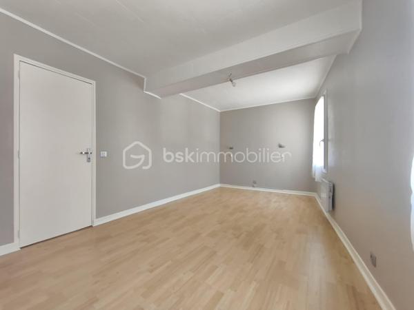 Vous cherchez l'équilibre parfait entre la sérénité d'un village et la proximité des services ? 
Découvrez cette charmante maison familiale de 122 m² habitables, située au cœur de Vendrest. Vous profiterez du calme tout en étant à seulement 6 minutes en voiture de Lizy-sur-Ourcq, où vous trouverez toutes les commodités nécessaires ainsi que la gare (Ligne P) direction Gare de l'Est.

Le rez-de-chaussée se compose d'une entrée avec accès sur le garage, un WC, d'un séjour salle à manger lumineux avec cuisine ouverte.
À l'étage, l'espace nuit propose trois chambres confortables dont une suite parentale car la salle de bain avec WC disposant d'un double accès (privatif depuis la chambre et un accès indépendant par le palier), et une salle d'eau supplémentaire pour un confort quotidien optimisé.

Au deuxième étages des combles aménagés en 3 pièces en enfilade à personnaliser selon vos besoins, des chambres supplémentaires, un espace bureau ou autre.

Sur une parcelle de 260 m², le bien dispose de nombreux espaces de stockage. Un garage, une cave, un appentis et une petite dépendance complémentaire. Côté confort et économies d'énergie, le bien est équipé avec un double vitrage PVC de 2018 ainsi qu'un chauffage par pompe à chaleur

Contactez moi pour plus d'information.