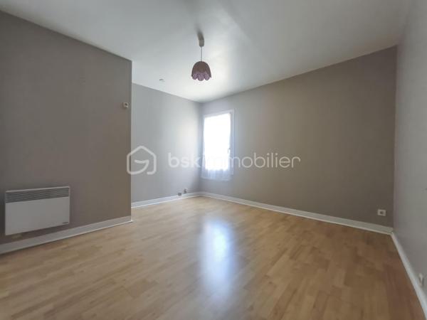 Vous cherchez l'équilibre parfait entre la sérénité d'un village et la proximité des services ? 
Découvrez cette charmante maison familiale de 122 m² habitables, située au cœur de Vendrest. Vous profiterez du calme tout en étant à seulement 6 minutes en voiture de Lizy-sur-Ourcq, où vous trouverez toutes les commodités nécessaires ainsi que la gare (Ligne P) direction Gare de l'Est.

Le rez-de-chaussée se compose d'une entrée avec accès sur le garage, un WC, d'un séjour salle à manger lumineux avec cuisine ouverte.
À l'étage, l'espace nuit propose trois chambres confortables dont une suite parentale car la salle de bain avec WC disposant d'un double accès (privatif depuis la chambre et un accès indépendant par le palier), et une salle d'eau supplémentaire pour un confort quotidien optimisé.

Au deuxième étages des combles aménagés en 3 pièces en enfilade à personnaliser selon vos besoins, des chambres supplémentaires, un espace bureau ou autre.

Sur une parcelle de 260 m², le bien dispose de nombreux espaces de stockage. Un garage, une cave, un appentis et une petite dépendance complémentaire. Côté confort et économies d'énergie, le bien est équipé avec un double vitrage PVC de 2018 ainsi qu'un chauffage par pompe à chaleur

Contactez moi pour plus d'information.