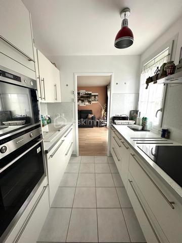 💎Coup de cœur 
Appartement F4 de 76 m2
À Fontenay-Trésigny dans une résidence fermée et sécurisée 

L’appartement se compose :
 - une entrée 
- un débarras pratique pour le rangement 
- une cuisine aménagée 
- un séjour/salle à manger lumineux donnant sur un balcon exposé pleins SUD 
- 3 chambres 
- une salle d’eau avec wc
- une salle de bain 
- extérieur une place de parking privée 

Aucun travaux à prévoir, idéal pour une famille 

🏫 proximité des établissements scolaires 

- école Paul Langevin 
- école Jules Ferry 
- collège Stéphane Mallarm

 👉 Commodité à proximité 

- Gare de Marles-en-Brie ligne P 
   direction Paris est a environ 5mn 🚗
- Accès N4 à 3 mn 🚗
- Arrêt de bus proche de la résidence 
- Centre commercial E.Leclerc 
- Intermarché 
- Boulangerie 
- Pharmacie