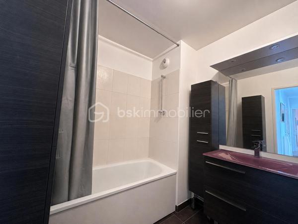 💎Coup de cœur 
Appartement F4 de 76 m2
À Fontenay-Trésigny dans une résidence fermée et sécurisée 

L’appartement se compose :
 - une entrée 
- un débarras pratique pour le rangement 
- une cuisine aménagée 
- un séjour/salle à manger lumineux donnant sur un balcon exposé pleins SUD 
- 3 chambres 
- une salle d’eau avec wc
- une salle de bain 
- extérieur une place de parking privée 

Aucun travaux à prévoir, idéal pour une famille 

🏫 proximité des établissements scolaires 

- école Paul Langevin 
- école Jules Ferry 
- collège Stéphane Mallarm

 👉 Commodité à proximité 

- Gare de Marles-en-Brie ligne P 
   direction Paris est a environ 5mn 🚗
- Accès N4 à 3 mn 🚗
- Arrêt de bus proche de la résidence 
- Centre commercial E.Leclerc 
- Intermarché 
- Boulangerie 
- Pharmacie