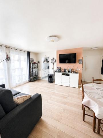 💎Coup de cœur 
Appartement F4 de 76 m2
À Fontenay-Trésigny dans une résidence fermée et sécurisée 

L’appartement se compose :
 - une entrée 
- un débarras pratique pour le rangement 
- une cuisine aménagée 
- un séjour/salle à manger lumineux donnant sur un balcon exposé pleins SUD 
- 3 chambres 
- une salle d’eau avec wc
- une salle de bain 
- extérieur une place de parking privée 

Aucun travaux à prévoir, idéal pour une famille 

🏫 proximité des établissements scolaires 

- école Paul Langevin 
- école Jules Ferry 
- collège Stéphane Mallarm

 👉 Commodité à proximité 

- Gare de Marles-en-Brie ligne P 
   direction Paris est a environ 5mn 🚗
- Accès N4 à 3 mn 🚗
- Arrêt de bus proche de la résidence 
- Centre commercial E.Leclerc 
- Intermarché 
- Boulangerie 
- Pharmacie