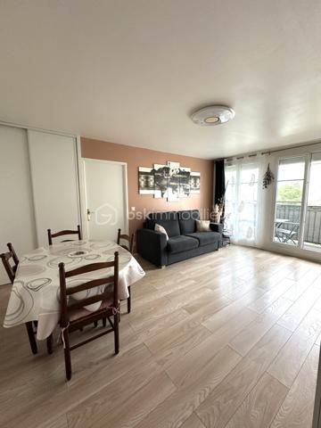 💎Coup de cœur 
Appartement F4 de 76 m2
À Fontenay-Trésigny dans une résidence fermée et sécurisée 

L’appartement se compose :
 - une entrée 
- un débarras pratique pour le rangement 
- une cuisine aménagée 
- un séjour/salle à manger lumineux donnant sur un balcon exposé pleins SUD 
- 3 chambres 
- une salle d’eau avec wc
- une salle de bain 
- extérieur une place de parking privée 

Aucun travaux à prévoir, idéal pour une famille 

🏫 proximité des établissements scolaires 

- école Paul Langevin 
- école Jules Ferry 
- collège Stéphane Mallarm

 👉 Commodité à proximité 

- Gare de Marles-en-Brie ligne P 
   direction Paris est a environ 5mn 🚗
- Accès N4 à 3 mn 🚗
- Arrêt de bus proche de la résidence 
- Centre commercial E.Leclerc 
- Intermarché 
- Boulangerie 
- Pharmacie