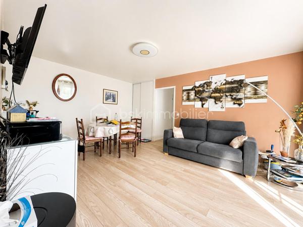 💎Coup de cœur 
Appartement F4 de 76 m2
À Fontenay-Trésigny dans une résidence fermée et sécurisée 

L’appartement se compose :
 - une entrée 
- un débarras pratique pour le rangement 
- une cuisine aménagée 
- un séjour/salle à manger lumineux donnant sur un balcon exposé pleins SUD 
- 3 chambres 
- une salle d’eau avec wc
- une salle de bain 
- extérieur une place de parking privée 

Aucun travaux à prévoir, idéal pour une famille 

🏫 proximité des établissements scolaires 

- école Paul Langevin 
- école Jules Ferry 
- collège Stéphane Mallarm

 👉 Commodité à proximité 

- Gare de Marles-en-Brie ligne P 
   direction Paris est a environ 5mn 🚗
- Accès N4 à 3 mn 🚗
- Arrêt de bus proche de la résidence 
- Centre commercial E.Leclerc 
- Intermarché 
- Boulangerie 
- Pharmacie