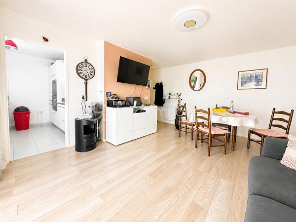 💎Coup de cœur 
Appartement F4 de 76 m2
À Fontenay-Trésigny dans une résidence fermée et sécurisée 

L’appartement se compose :
 - une entrée 
- un débarras pratique pour le rangement 
- une cuisine aménagée 
- un séjour/salle à manger lumineux donnant sur un balcon exposé pleins SUD 
- 3 chambres 
- une salle d’eau avec wc
- une salle de bain 
- extérieur une place de parking privée 

Aucun travaux à prévoir, idéal pour une famille 

🏫 proximité des établissements scolaires 

- école Paul Langevin 
- école Jules Ferry 
- collège Stéphane Mallarm

 👉 Commodité à proximité 

- Gare de Marles-en-Brie ligne P 
   direction Paris est a environ 5mn 🚗
- Accès N4 à 3 mn 🚗
- Arrêt de bus proche de la résidence 
- Centre commercial E.Leclerc 
- Intermarché 
- Boulangerie 
- Pharmacie