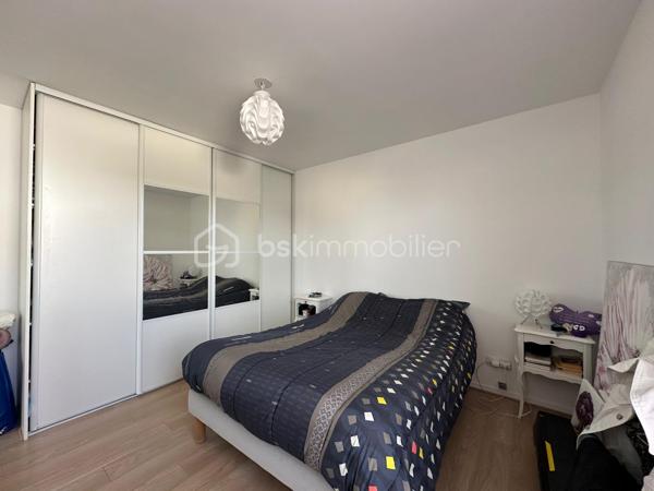 💎Coup de cœur 
Appartement F4 de 76 m2
À Fontenay-Trésigny dans une résidence fermée et sécurisée 

L’appartement se compose :
 - une entrée 
- un débarras pratique pour le rangement 
- une cuisine aménagée 
- un séjour/salle à manger lumineux donnant sur un balcon exposé pleins SUD 
- 3 chambres 
- une salle d’eau avec wc
- une salle de bain 
- extérieur une place de parking privée 

Aucun travaux à prévoir, idéal pour une famille 

🏫 proximité des établissements scolaires 

- école Paul Langevin 
- école Jules Ferry 
- collège Stéphane Mallarm

 👉 Commodité à proximité 

- Gare de Marles-en-Brie ligne P 
   direction Paris est a environ 5mn 🚗
- Accès N4 à 3 mn 🚗
- Arrêt de bus proche de la résidence 
- Centre commercial E.Leclerc 
- Intermarché 
- Boulangerie 
- Pharmacie