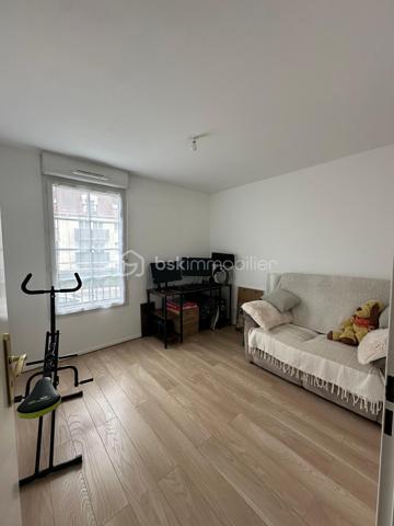 💎Coup de cœur 
Appartement F4 de 76 m2
À Fontenay-Trésigny dans une résidence fermée et sécurisée 

L’appartement se compose :
 - une entrée 
- un débarras pratique pour le rangement 
- une cuisine aménagée 
- un séjour/salle à manger lumineux donnant sur un balcon exposé pleins SUD 
- 3 chambres 
- une salle d’eau avec wc
- une salle de bain 
- extérieur une place de parking privée 

Aucun travaux à prévoir, idéal pour une famille 

🏫 proximité des établissements scolaires 

- école Paul Langevin 
- école Jules Ferry 
- collège Stéphane Mallarm

 👉 Commodité à proximité 

- Gare de Marles-en-Brie ligne P 
   direction Paris est a environ 5mn 🚗
- Accès N4 à 3 mn 🚗
- Arrêt de bus proche de la résidence 
- Centre commercial E.Leclerc 
- Intermarché 
- Boulangerie 
- Pharmacie