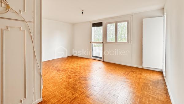 Au quatrième étage d'une copropriété qui en compte cinq, cet appartement de trois pièces déploie ses 55,5 m² dans une atmosphère douce et particulièrement saine.
La pièce de vie, un agréable séjour de 19,2 m², profite d'une double exposition Est et Nord qui lui confère une belle lumière changeante tout au long de la journée. Elle s'ouvre sur un balcon, parfait prolongement de l'espace intérieur dès l'arrivée des beaux jours. Côté nuit, le plan distribue harmonieusement deux chambres confortables de 10,3 m² et 9,9 m², ainsi qu'une salle de bain fonctionnelle. Une cave privative complète le bien, offrant un espace de stockage toujours appréciable.
Au-delà de son agencement, le véritable atout de ce lieu réside dans sa remarquable sobriété énergétique (DPE classé D, GES en D). Une performance rare qui garantit un confort thermique absolu au fil des saisons et une parfaite maîtrise du quotidien. Un lieu de vie aussi économe qu'agréable, à découvrir sans tarder.
Bondy (RER E + T4 = 10 à 15 min)