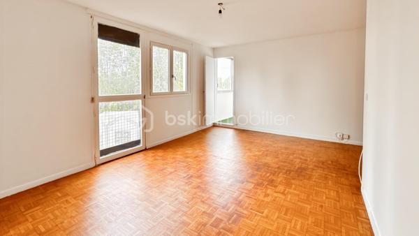 Au quatrième étage d'une copropriété qui en compte cinq, cet appartement de trois pièces déploie ses 55,5 m² dans une atmosphère douce et particulièrement saine.
La pièce de vie, un agréable séjour de 19,2 m², profite d'une double exposition Est et Nord qui lui confère une belle lumière changeante tout au long de la journée. Elle s'ouvre sur un balcon, parfait prolongement de l'espace intérieur dès l'arrivée des beaux jours. Côté nuit, le plan distribue harmonieusement deux chambres confortables de 10,3 m² et 9,9 m², ainsi qu'une salle de bain fonctionnelle. Une cave privative complète le bien, offrant un espace de stockage toujours appréciable.
Au-delà de son agencement, le véritable atout de ce lieu réside dans sa remarquable sobriété énergétique (DPE classé D, GES en D). Une performance rare qui garantit un confort thermique absolu au fil des saisons et une parfaite maîtrise du quotidien. Un lieu de vie aussi économe qu'agréable, à découvrir sans tarder.
Bondy (RER E + T4 = 10 à 15 min)