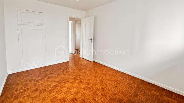 Au quatrième étage d'une copropriété qui en compte cinq, cet appartement de trois pièces déploie ses 55,5 m² dans une atmosphère douce et particulièrement saine.
La pièce de vie, un agréable séjour de 19,2 m², profite d'une double exposition Est et Nord qui lui confère une belle lumière changeante tout au long de la journée. Elle s'ouvre sur un balcon, parfait prolongement de l'espace intérieur dès l'arrivée des beaux jours. Côté nuit, le plan distribue harmonieusement deux chambres confortables de 10,3 m² et 9,9 m², ainsi qu'une salle de bain fonctionnelle. Une cave privative complète le bien, offrant un espace de stockage toujours appréciable.
Au-delà de son agencement, le véritable atout de ce lieu réside dans sa remarquable sobriété énergétique (DPE classé D, GES en D). Une performance rare qui garantit un confort thermique absolu au fil des saisons et une parfaite maîtrise du quotidien. Un lieu de vie aussi économe qu'agréable, à découvrir sans tarder.
Bondy (RER E + T4 = 10 à 15 min)