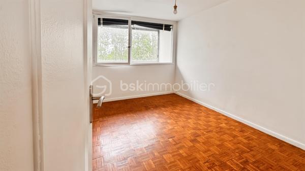 Au quatrième étage d'une copropriété qui en compte cinq, cet appartement de trois pièces déploie ses 55,5 m² dans une atmosphère douce et particulièrement saine.
La pièce de vie, un agréable séjour de 19,2 m², profite d'une double exposition Est et Nord qui lui confère une belle lumière changeante tout au long de la journée. Elle s'ouvre sur un balcon, parfait prolongement de l'espace intérieur dès l'arrivée des beaux jours. Côté nuit, le plan distribue harmonieusement deux chambres confortables de 10,3 m² et 9,9 m², ainsi qu'une salle de bain fonctionnelle. Une cave privative complète le bien, offrant un espace de stockage toujours appréciable.
Au-delà de son agencement, le véritable atout de ce lieu réside dans sa remarquable sobriété énergétique (DPE classé D, GES en D). Une performance rare qui garantit un confort thermique absolu au fil des saisons et une parfaite maîtrise du quotidien. Un lieu de vie aussi économe qu'agréable, à découvrir sans tarder.
Bondy (RER E + T4 = 10 à 15 min)