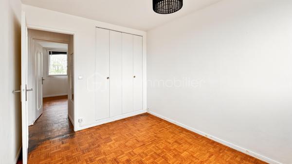 Au quatrième étage d'une copropriété qui en compte cinq, cet appartement de trois pièces déploie ses 55,5 m² dans une atmosphère douce et particulièrement saine.
La pièce de vie, un agréable séjour de 19,2 m², profite d'une double exposition Est et Nord qui lui confère une belle lumière changeante tout au long de la journée. Elle s'ouvre sur un balcon, parfait prolongement de l'espace intérieur dès l'arrivée des beaux jours. Côté nuit, le plan distribue harmonieusement deux chambres confortables de 10,3 m² et 9,9 m², ainsi qu'une salle de bain fonctionnelle. Une cave privative complète le bien, offrant un espace de stockage toujours appréciable.
Au-delà de son agencement, le véritable atout de ce lieu réside dans sa remarquable sobriété énergétique (DPE classé D, GES en D). Une performance rare qui garantit un confort thermique absolu au fil des saisons et une parfaite maîtrise du quotidien. Un lieu de vie aussi économe qu'agréable, à découvrir sans tarder.
Bondy (RER E + T4 = 10 à 15 min)
