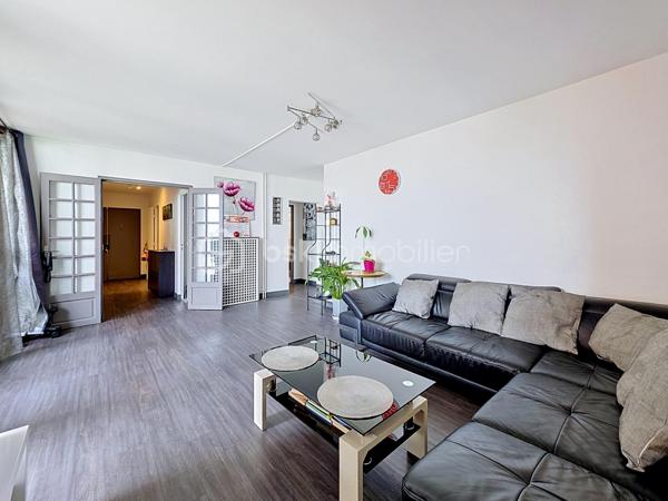 Appartement de 100 m² en très bon état situé au 6e étage sur 7.

Le bien comprend 5 pièces dont 4 chambres, deux WC, un cellier et un spacieux balcon, offrant plusieurs agencements possibles (double séjour envisageable), une luminosité confortable et des volumes adaptés à une vie de famille. 

L'appartement est vendu avec un cave et une place de parking en sous-sol sous vidéo-surveillance.

La résidence bénéficie d’espaces verts privatifs propices aux promenades pour les enfants et les animaux. 
Un marché se tient au pied de l’immeuble les mercredis et samedis. 
Commerces de quartier et services de proximité, écoles et structures périscolaires sont accessibles à pied. 
Magnifique parc du Croissant vert atteignable en 10 minutes à pieds.
Accès pratiques aux axes routiers et aux transports en commun desservant l’agglomération, facilitant les déplacements quotidiens.
Bus 203, 214, 303, 127, 114
RER E Chelles-Gournay
RER A Neuilly Plaisance

Appartement prêt à vivre, idéal pour une famille recherchant espace, calme et commodités à proximité.