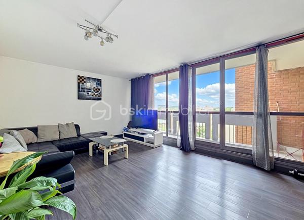Appartement de 100 m² en très bon état situé au 6e étage sur 7.

Le bien comprend 5 pièces dont 4 chambres, deux WC, un cellier et un spacieux balcon, offrant plusieurs agencements possibles (double séjour envisageable), une luminosité confortable et des volumes adaptés à une vie de famille. 

L'appartement est vendu avec un cave et une place de parking en sous-sol sous vidéo-surveillance.

La résidence bénéficie d’espaces verts privatifs propices aux promenades pour les enfants et les animaux. 
Un marché se tient au pied de l’immeuble les mercredis et samedis. 
Commerces de quartier et services de proximité, écoles et structures périscolaires sont accessibles à pied. 
Magnifique parc du Croissant vert atteignable en 10 minutes à pieds.
Accès pratiques aux axes routiers et aux transports en commun desservant l’agglomération, facilitant les déplacements quotidiens.
Bus 203, 214, 303, 127, 114
RER E Chelles-Gournay
RER A Neuilly Plaisance

Appartement prêt à vivre, idéal pour une famille recherchant espace, calme et commodités à proximité.